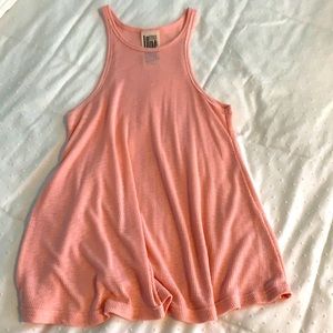 Ribbed flowy tank in peach.